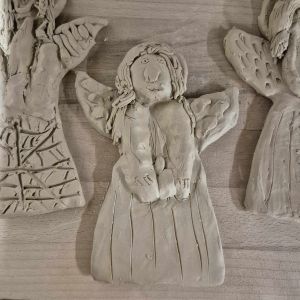 Warsztaty Niezła sztuka oraz Lepimy - zdjęcie przedstawia ulepione 3 anioły