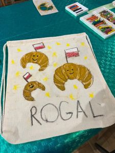 Dzień  Rogala - zdjęcie przedstawia 3 rogale z 3 flagami RP