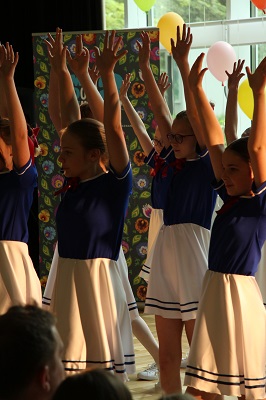 Wiosna z kulturą MDK 2 - dzieci ręce w górze