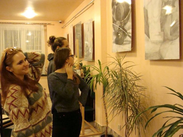 MAGIA ŚWIATŁA I CIENIA - wystawa prac uczestników Młodzieżowego Koła Rysunku i Malarstwa - Bursa nr 1 w Poznaniu - 7.11.2013 - instruktor Krzysztof Musiał