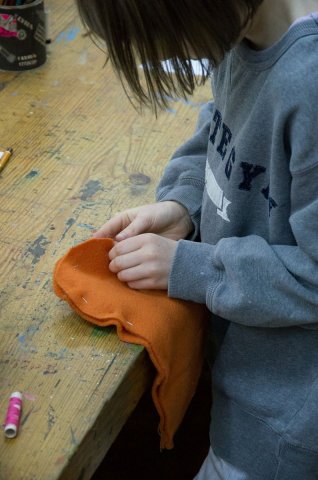 Nasz chleb powszedni - portret piekarza i próba zmierzenia się z narysowaniem chleba i bułki oraz dzielenie się chlebem po jego narysowaniu