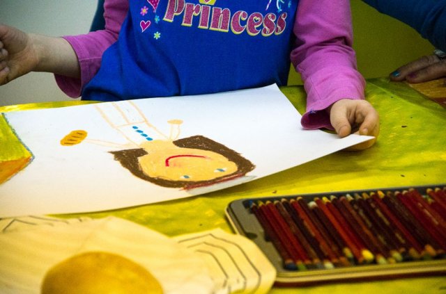 Nasz chleb powszedni - portret piekarza i próba zmierzenia się z narysowaniem chleba i bułki oraz dzielenie się chlebem po jego narysowaniu