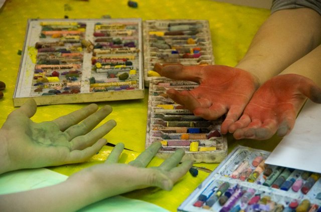 Nasz chleb powszedni - portret piekarza i próba zmierzenia się z narysowaniem chleba i bułki oraz dzielenie się chlebem po jego narysowaniu