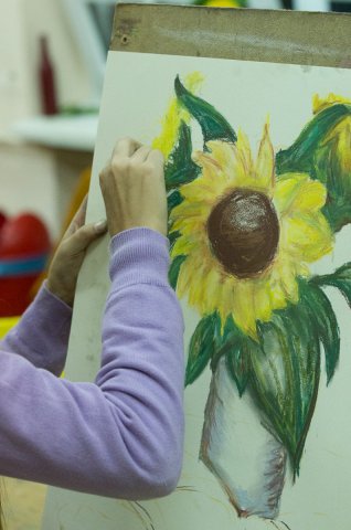 Nasz chleb powszedni - portret piekarza i próba zmierzenia się z narysowaniem chleba i bułki oraz dzielenie się chlebem po jego narysowaniu
