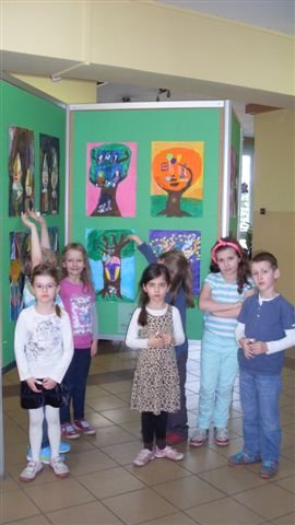 Wystawa  &quot;Świat  barwą  malowany&quot;  -  DZIECIĘCE  KOŁO  TWÓRCZOŚCI  PLASTYCZNEJ