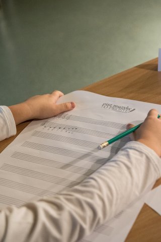 Pisz muzykę, to proste! - warsztaty kompozytorskie, spotkanie, dyskusje Prowadzący: Łukasz Urbaniak, Marek Raczyński, Bartosz Michałowski Organizatorzy: Stowarzyszenie Miłośników Sztuki Vis Artis, Młodzieżowy Dom Kultury nr 2 Autor zdjęć: Bartosz Sei