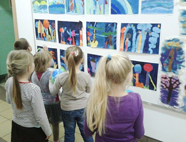Wystawa prac plastycznych ŚWIAT WOKÓŁ NAS wystawa prac uczestników zajęć SZTUCZKI w Klubie Twórczości Dziecięcej  prowadzonym przez Dobromirę Puczyłowską 16 kwietnia - 15 maja 2014 r. - hol MDK nr 2
