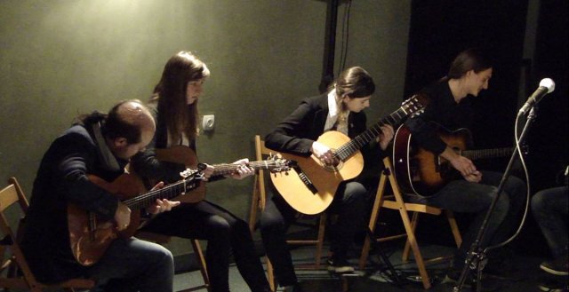Koncert pt. &quot;Ci ludzie tam&quot;, wystąpili: Zespół Gitar Klasycznych prowadzony przez Wojciecha Szymańskiego, Klub Piosenki i Poezji prowadzony przez Adriannę Mańczak-Rogożę oraz Studio Platforma prowadzone przez Pawła Chmiela, MDK nr 2, 6 lutego 2015 r.