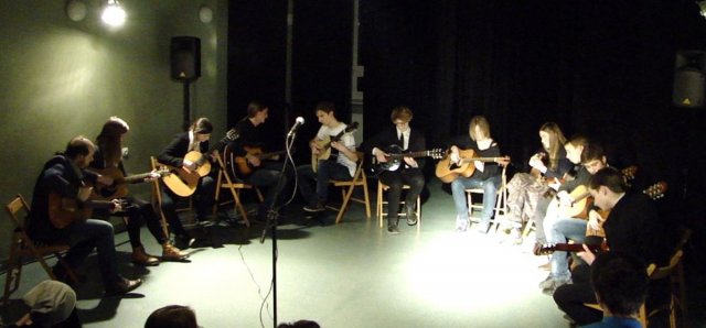 Koncert pt. &quot;Ci ludzie tam&quot;, wystąpili: Zespół Gitar Klasycznych prowadzony przez Wojciecha Szymańskiego, Klub Piosenki i Poezji prowadzony przez Adriannę Mańczak-Rogożę oraz Studio Platforma prowadzone przez Pawła Chmiela, MDK nr 2, 6 lutego 2015 r.