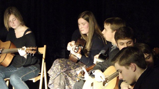 Koncert pt. &quot;Ci ludzie tam&quot;, wystąpili: Zespół Gitar Klasycznych prowadzony przez Wojciecha Szymańskiego, Klub Piosenki i Poezji prowadzony przez Adriannę Mańczak-Rogożę oraz Studio Platforma prowadzone przez Pawła Chmiela, MDK nr 2, 6 lutego 2015 r.