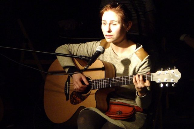 Koncert pt. &quot;Ci ludzie tam&quot;, wystąpili: Zespół Gitar Klasycznych prowadzony przez Wojciecha Szymańskiego, Klub Piosenki i Poezji prowadzony przez Adriannę Mańczak-Rogożę oraz Studio Platforma prowadzone przez Pawła Chmiela, MDK nr 2, 6 lutego 2015 r.